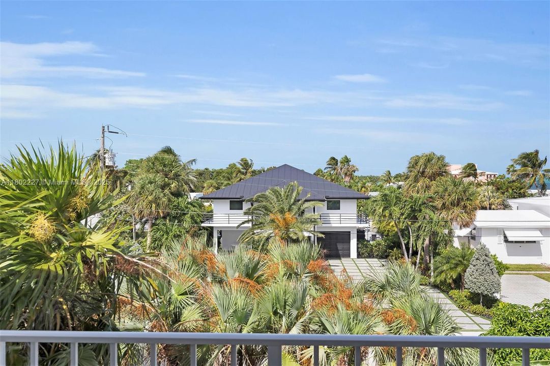 Recently Sold: $1,598,000 (4 beds, 3 baths, 2565 Square Feet)