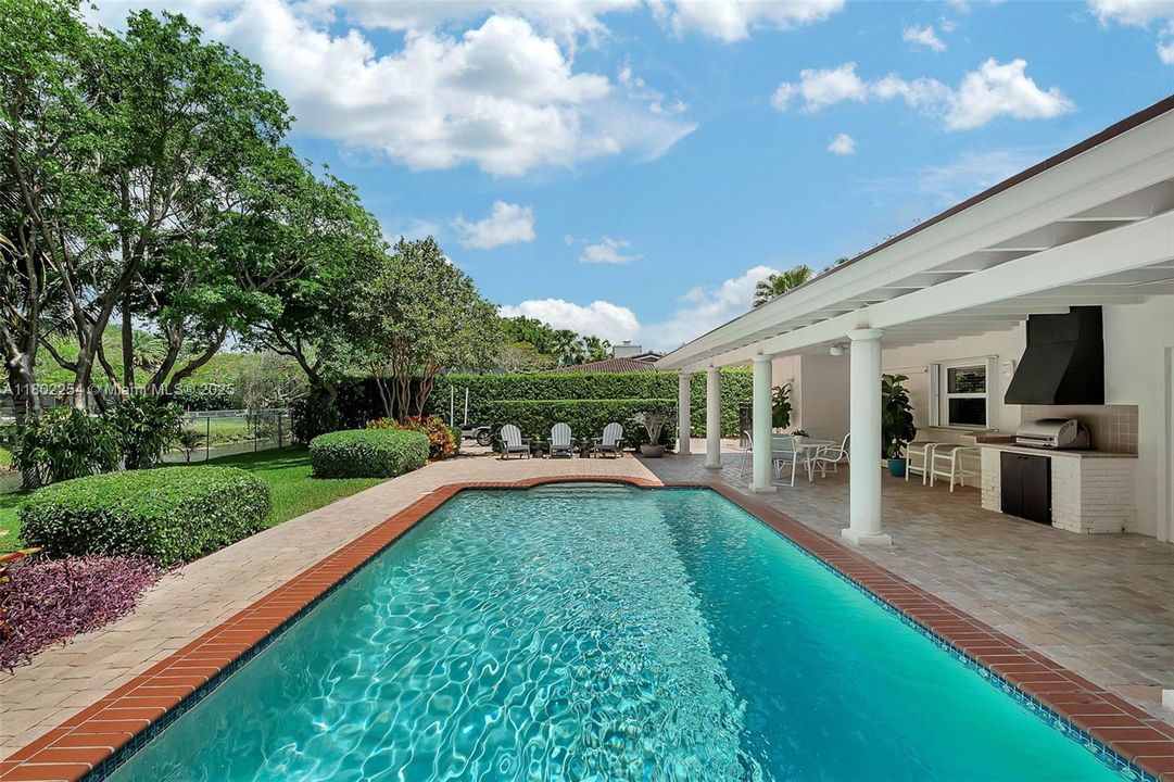 最近售出: $1,650,000 (4 贝兹, 2 浴室, 2844 平方英尺)