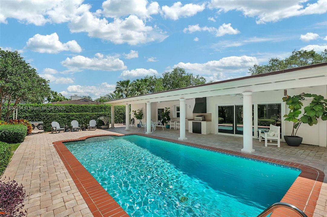 最近售出: $1,650,000 (4 贝兹, 2 浴室, 2844 平方英尺)