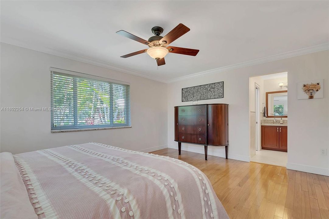 最近售出: $1,650,000 (4 贝兹, 2 浴室, 2844 平方英尺)