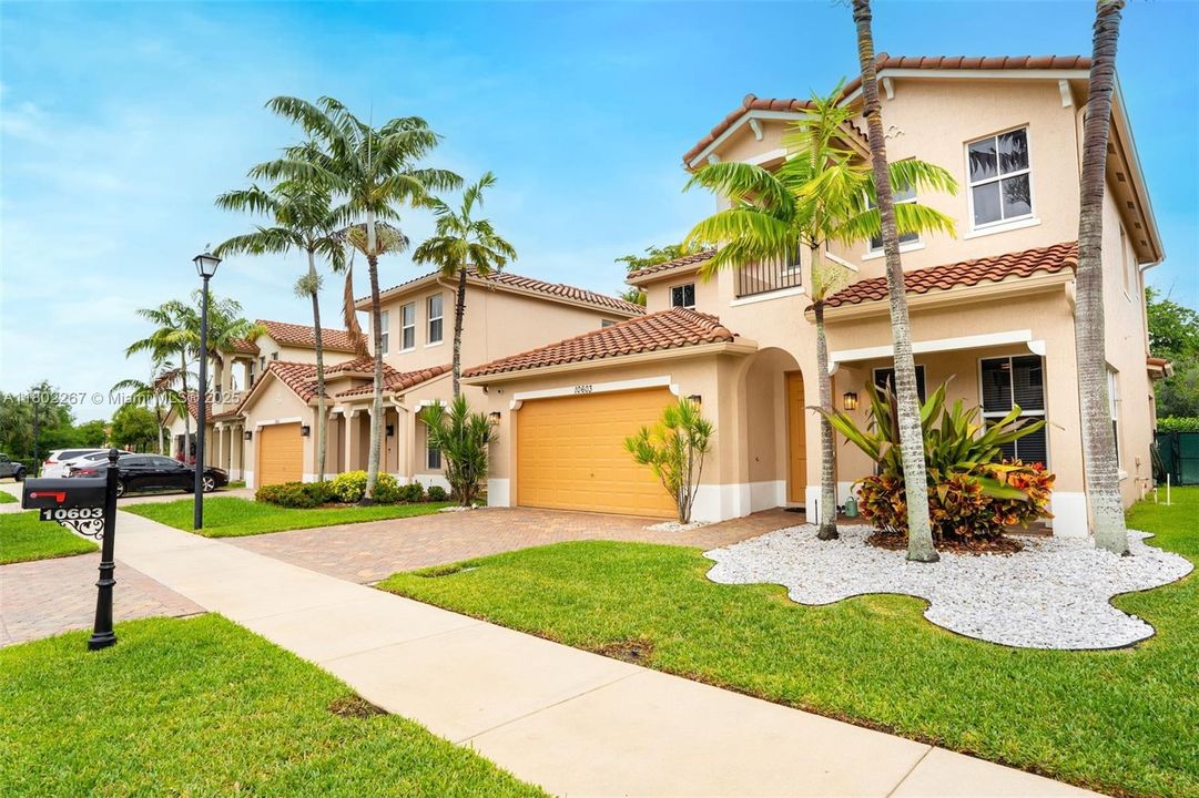 最近租的: $4,999 (4 贝兹, 4 浴室, 2418 平方英尺)