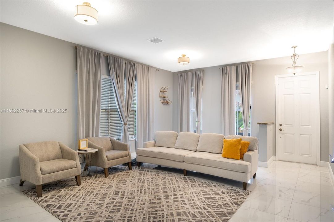 最近租的: $4,999 (4 贝兹, 4 浴室, 2418 平方英尺)