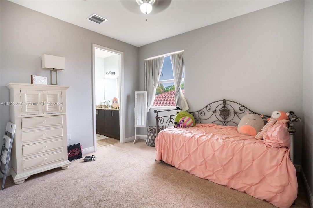 最近租的: $4,999 (4 贝兹, 4 浴室, 2418 平方英尺)