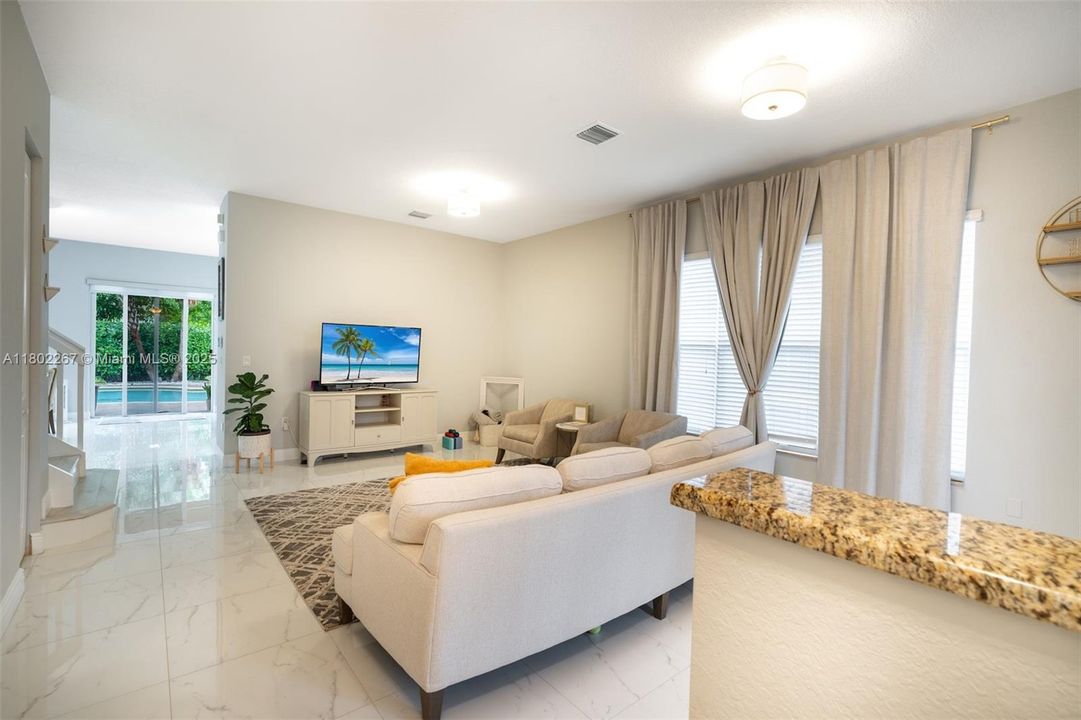 最近租的: $4,999 (4 贝兹, 4 浴室, 2418 平方英尺)