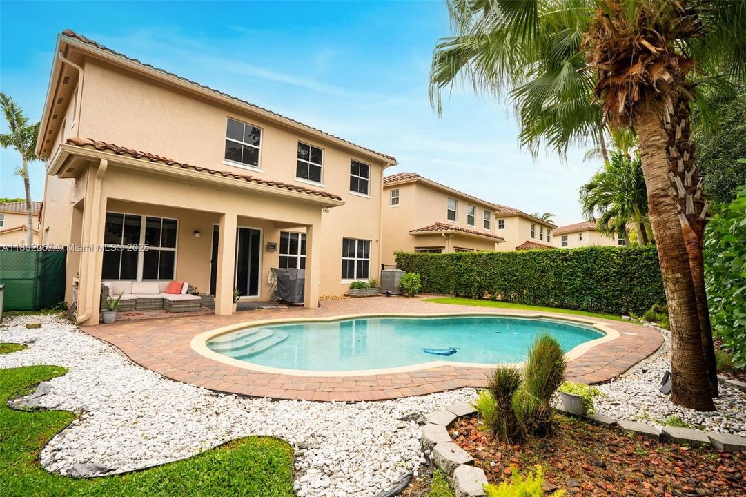 最近租的: $4,999 (4 贝兹, 4 浴室, 2418 平方英尺)