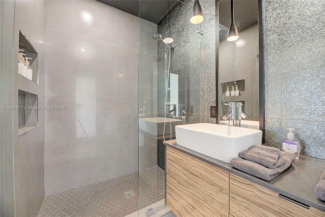 Recently Sold: $895,000 (3 beds, 2 baths, 2040 Square Feet)