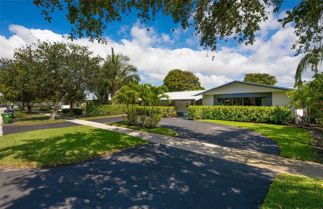 Recently Sold: $895,000 (3 beds, 2 baths, 2040 Square Feet)