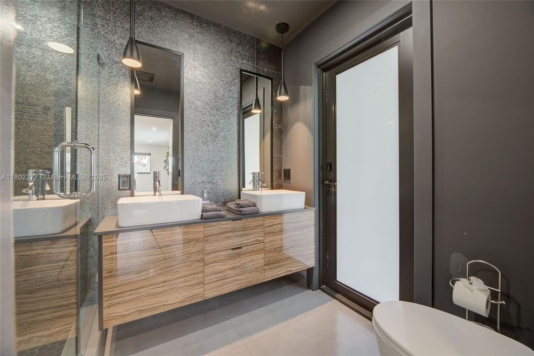 Recently Sold: $895,000 (3 beds, 2 baths, 2040 Square Feet)