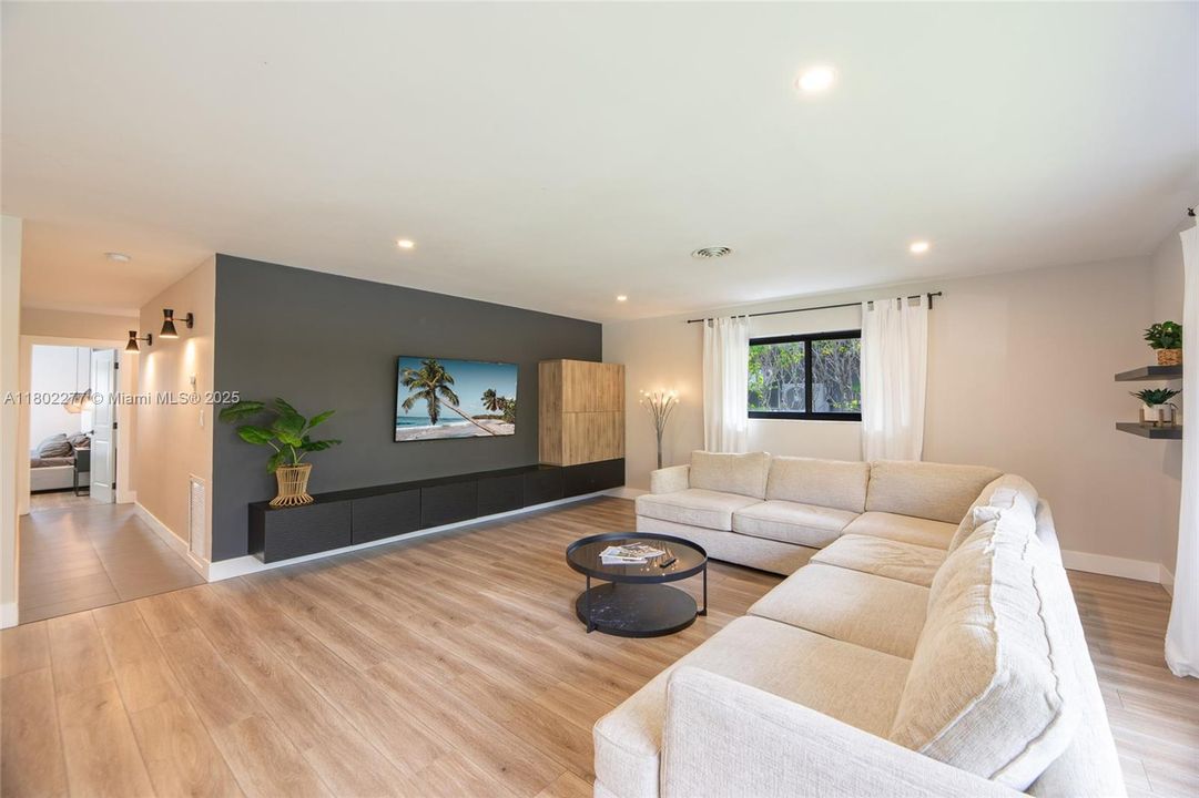 Recently Sold: $895,000 (3 beds, 2 baths, 2040 Square Feet)