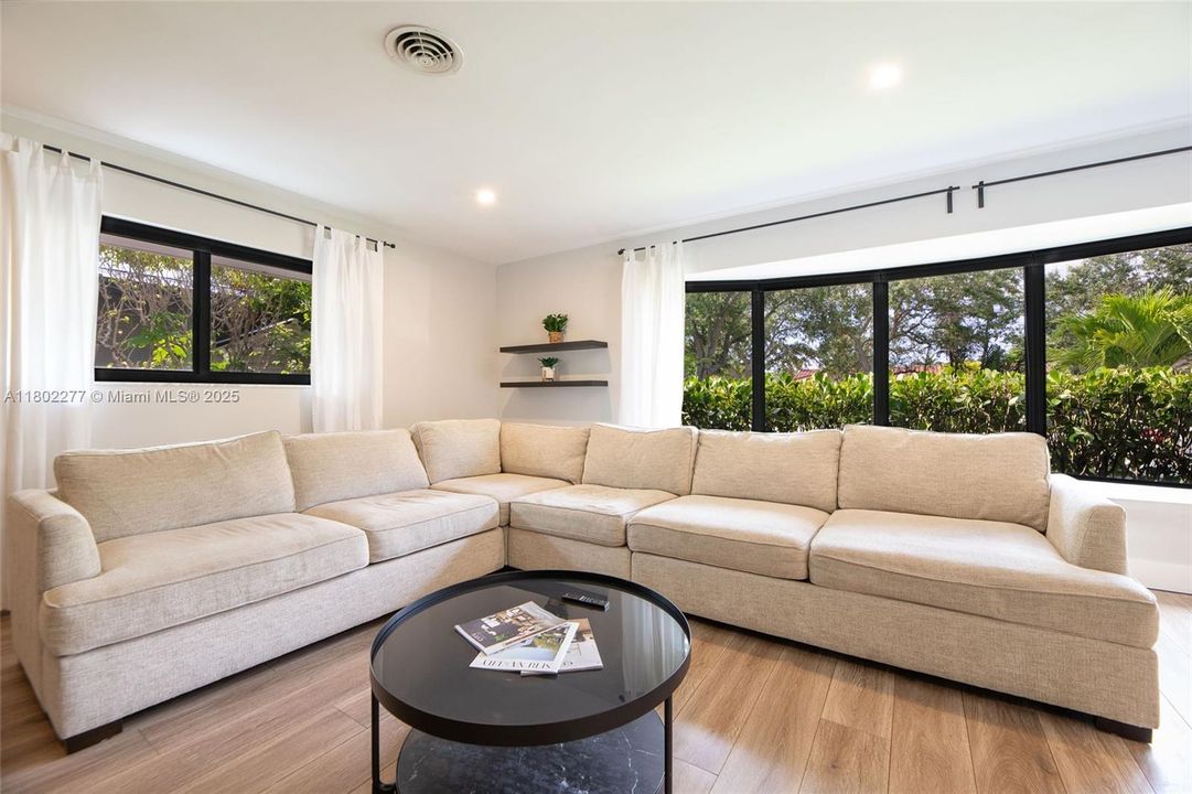 Recently Sold: $895,000 (3 beds, 2 baths, 2040 Square Feet)