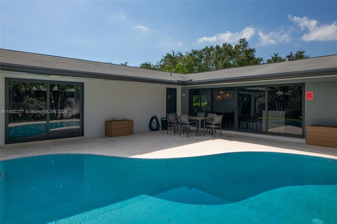 Recently Sold: $895,000 (3 beds, 2 baths, 2040 Square Feet)