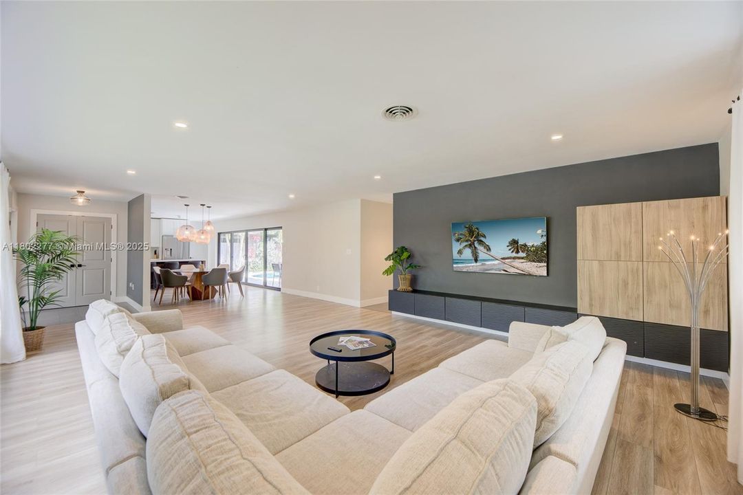 Recently Sold: $895,000 (3 beds, 2 baths, 2040 Square Feet)