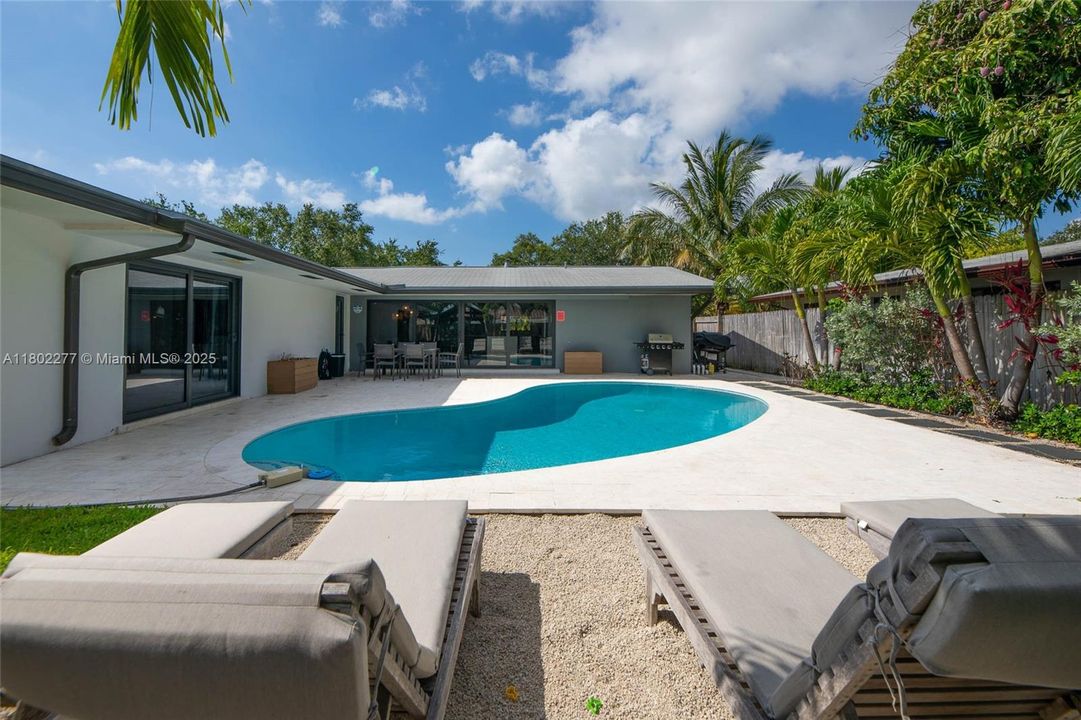 Recently Sold: $895,000 (3 beds, 2 baths, 2040 Square Feet)