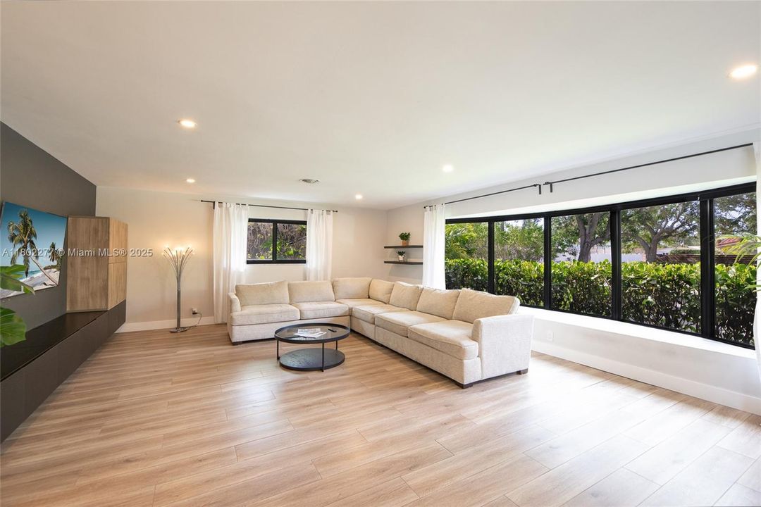 Recently Sold: $895,000 (3 beds, 2 baths, 2040 Square Feet)