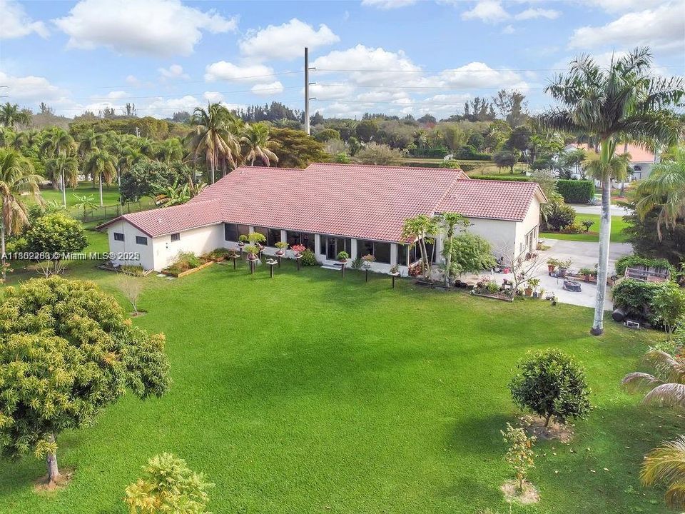 В аренду: $15,000 (6 спален, 4 ванн, 4052 Квадратных фут)