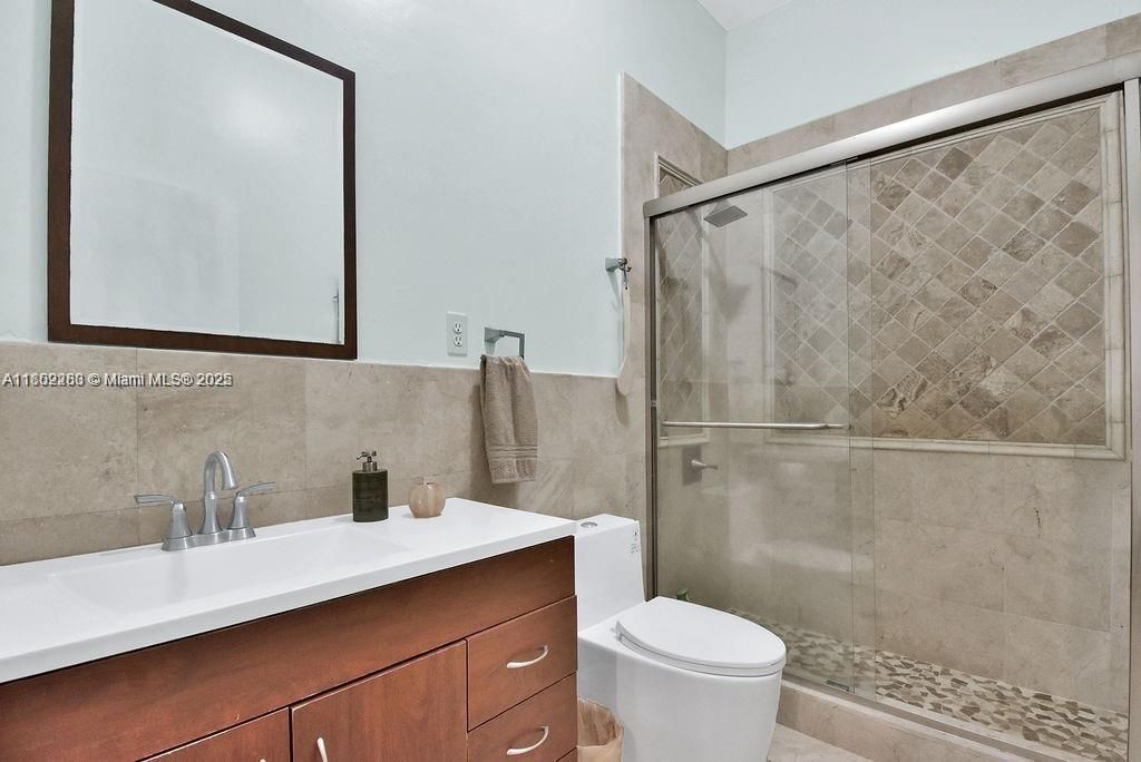 В аренду: $15,000 (6 спален, 4 ванн, 4052 Квадратных фут)