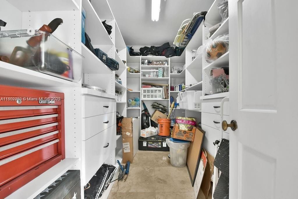 В аренду: $15,000 (6 спален, 4 ванн, 4052 Квадратных фут)