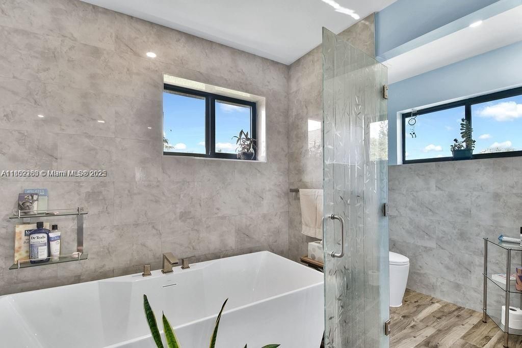 В аренду: $15,000 (6 спален, 4 ванн, 4052 Квадратных фут)