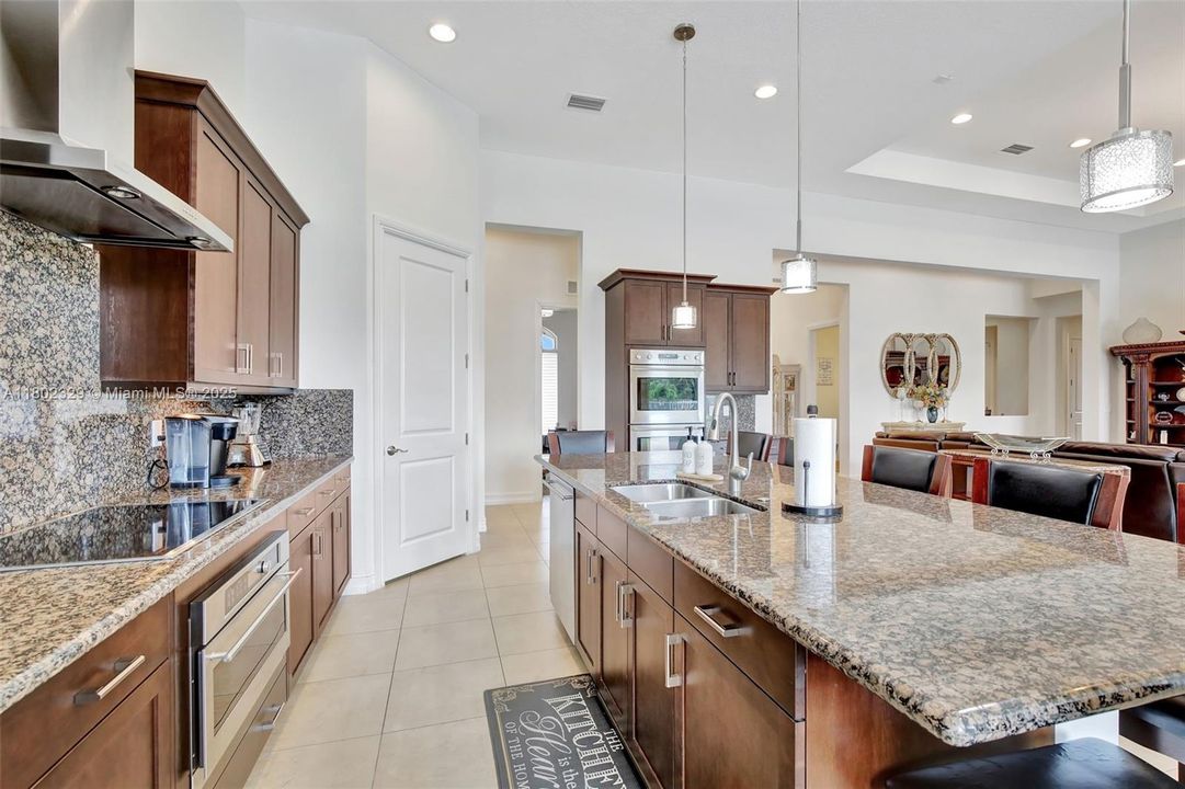 Vendido Recientemente: $1,850,000 (4 camas, 3 baños, 3136 Pies cuadrados)