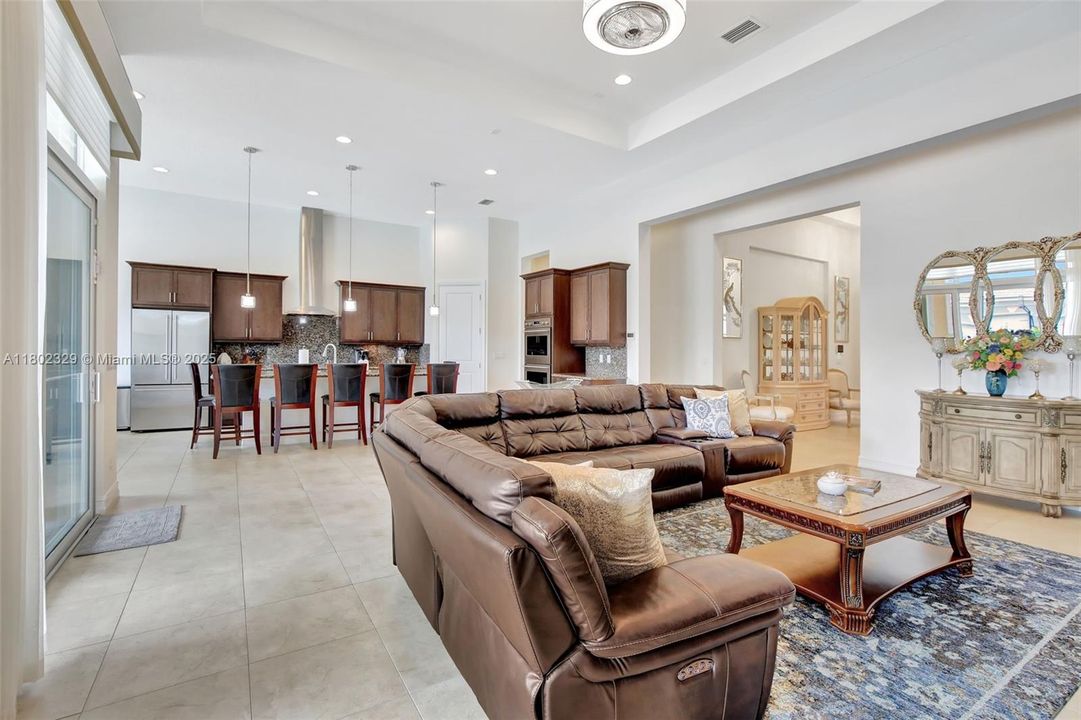 Vendido Recientemente: $1,850,000 (4 camas, 3 baños, 3136 Pies cuadrados)