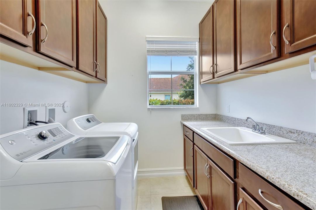 Vendido Recientemente: $1,850,000 (4 camas, 3 baños, 3136 Pies cuadrados)