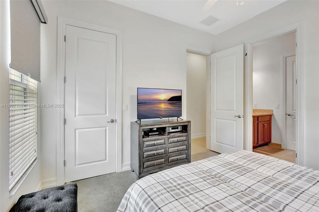 Vendido Recientemente: $1,850,000 (4 camas, 3 baños, 3136 Pies cuadrados)