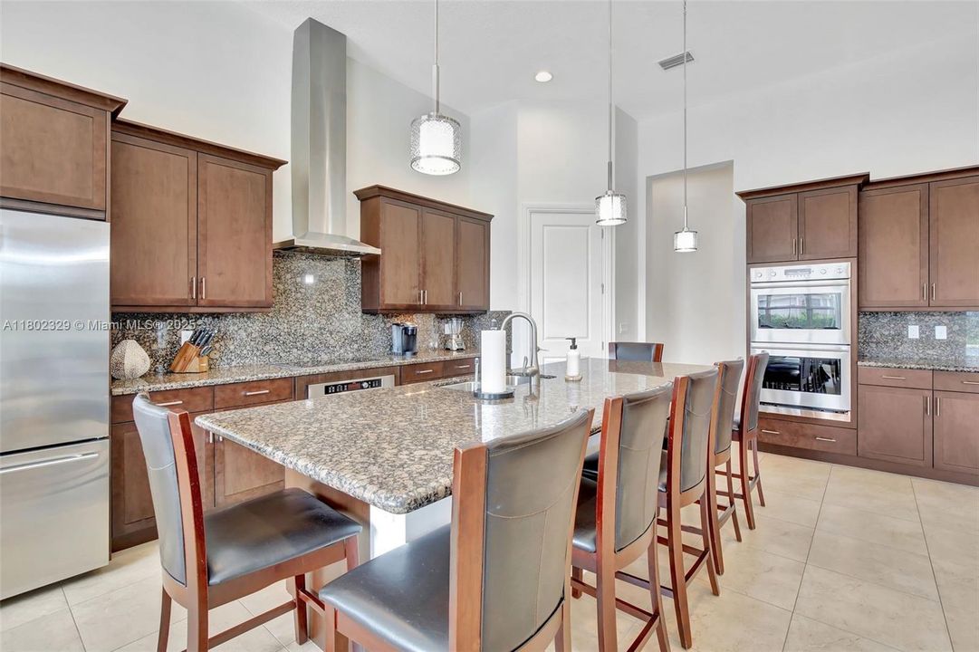 Vendido Recientemente: $1,850,000 (4 camas, 3 baños, 3136 Pies cuadrados)