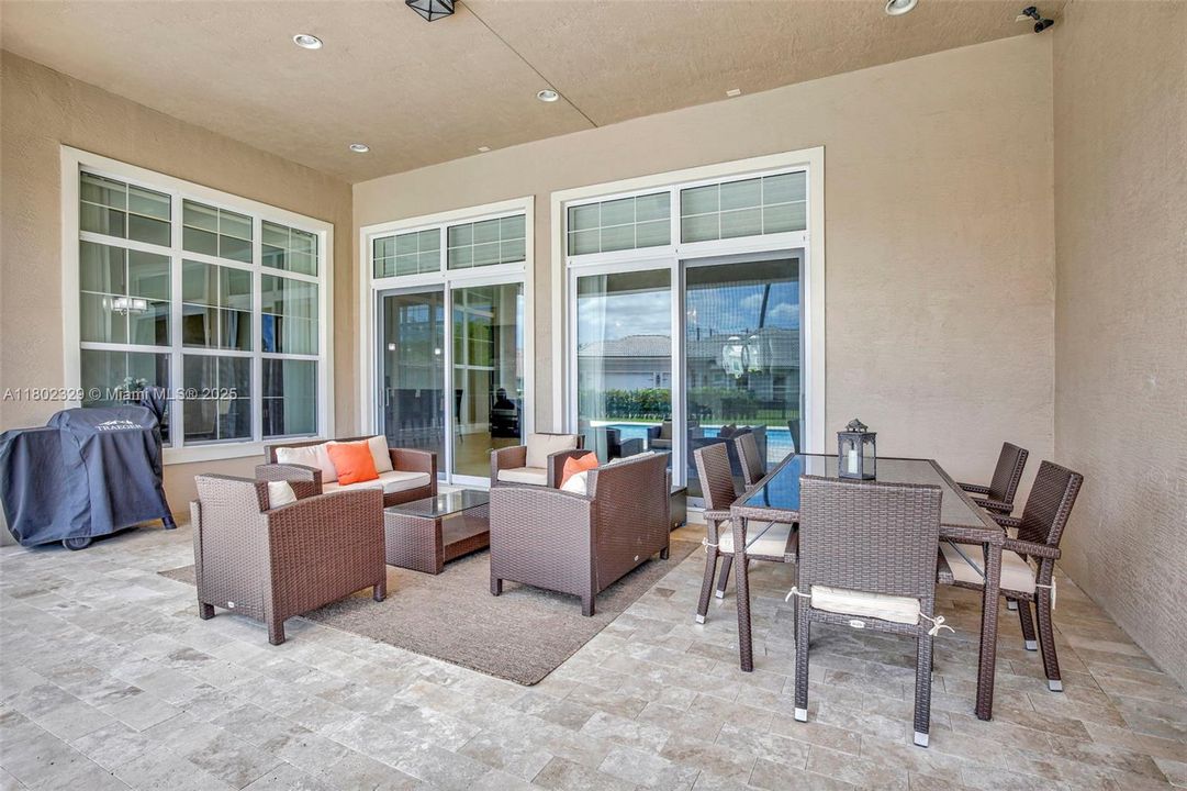 Vendido Recientemente: $1,850,000 (4 camas, 3 baños, 3136 Pies cuadrados)