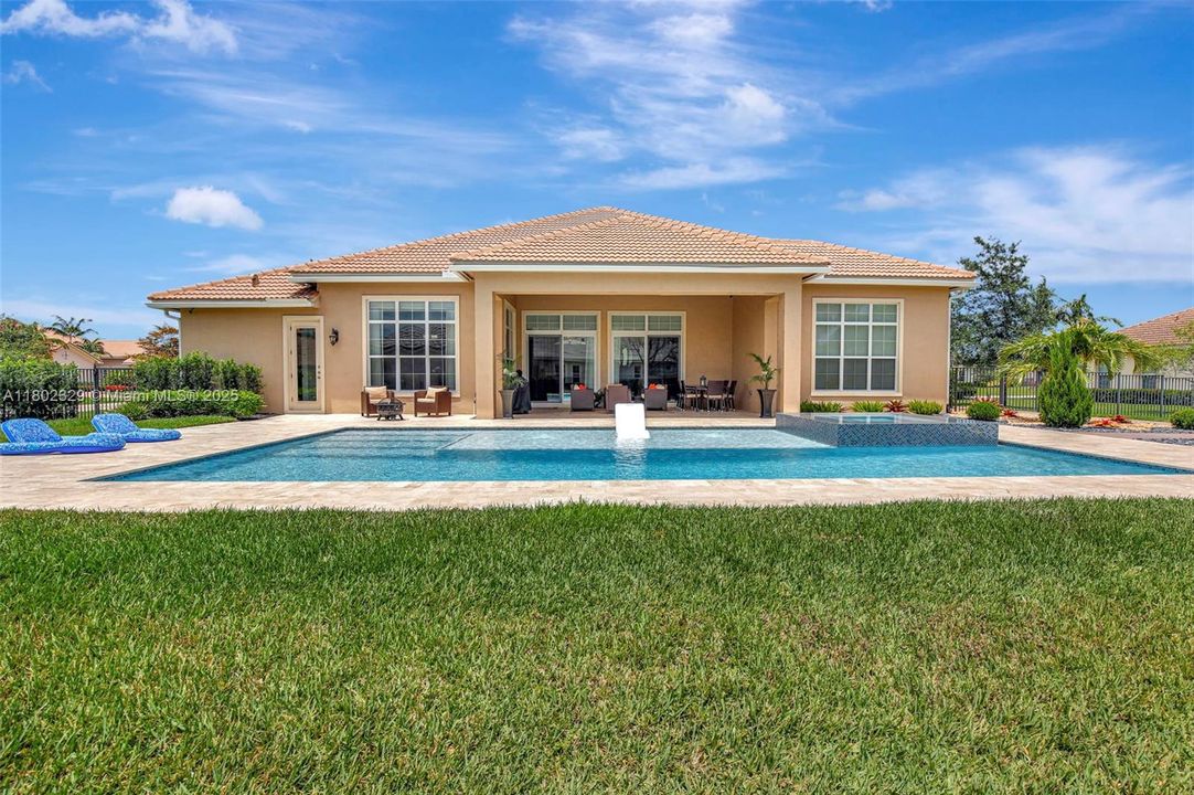 Vendido Recientemente: $1,850,000 (4 camas, 3 baños, 3136 Pies cuadrados)