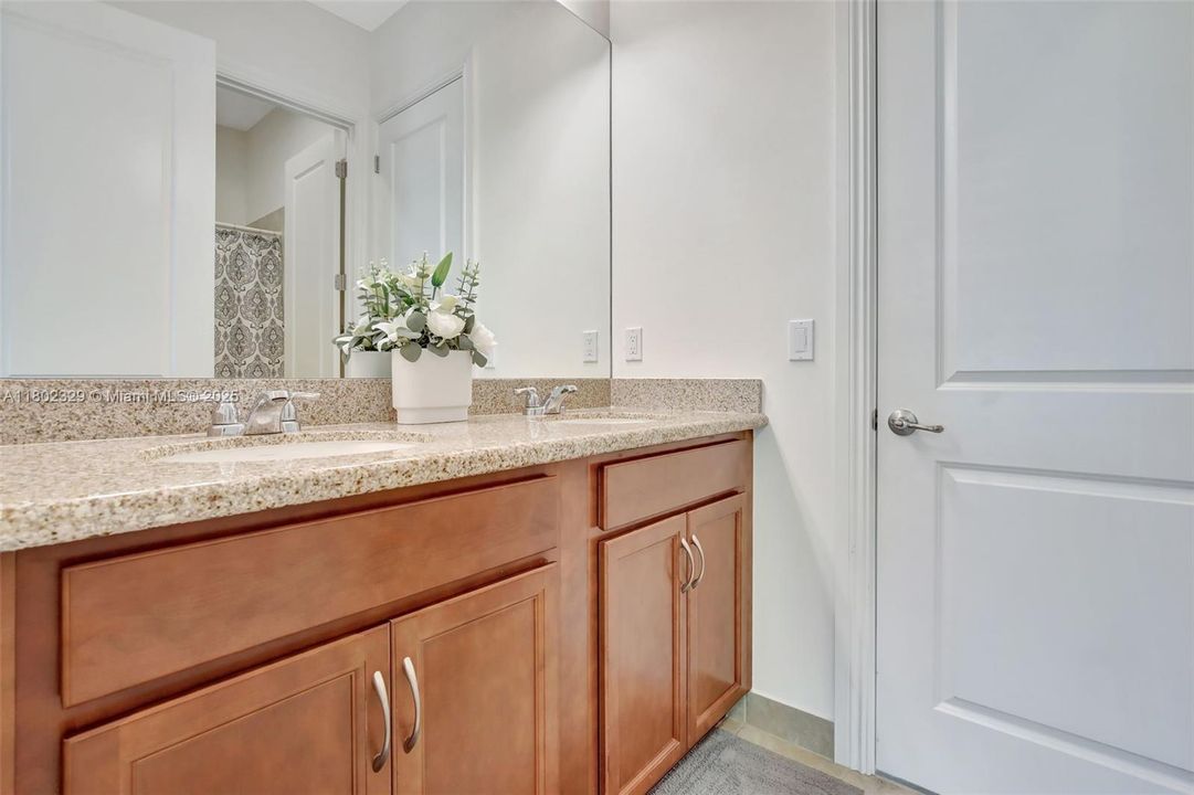 Vendido Recientemente: $1,850,000 (4 camas, 3 baños, 3136 Pies cuadrados)