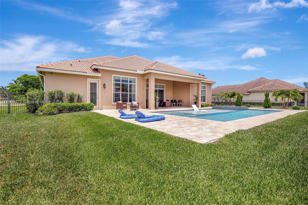 Vendido Recientemente: $1,850,000 (4 camas, 3 baños, 3136 Pies cuadrados)