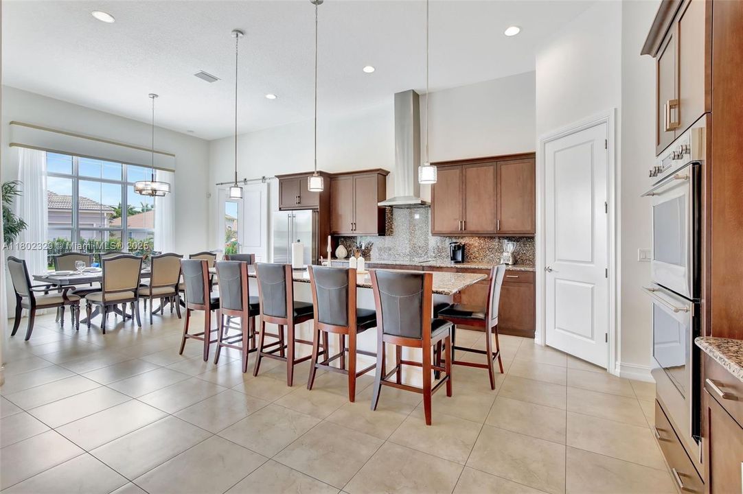 Vendido Recientemente: $1,850,000 (4 camas, 3 baños, 3136 Pies cuadrados)