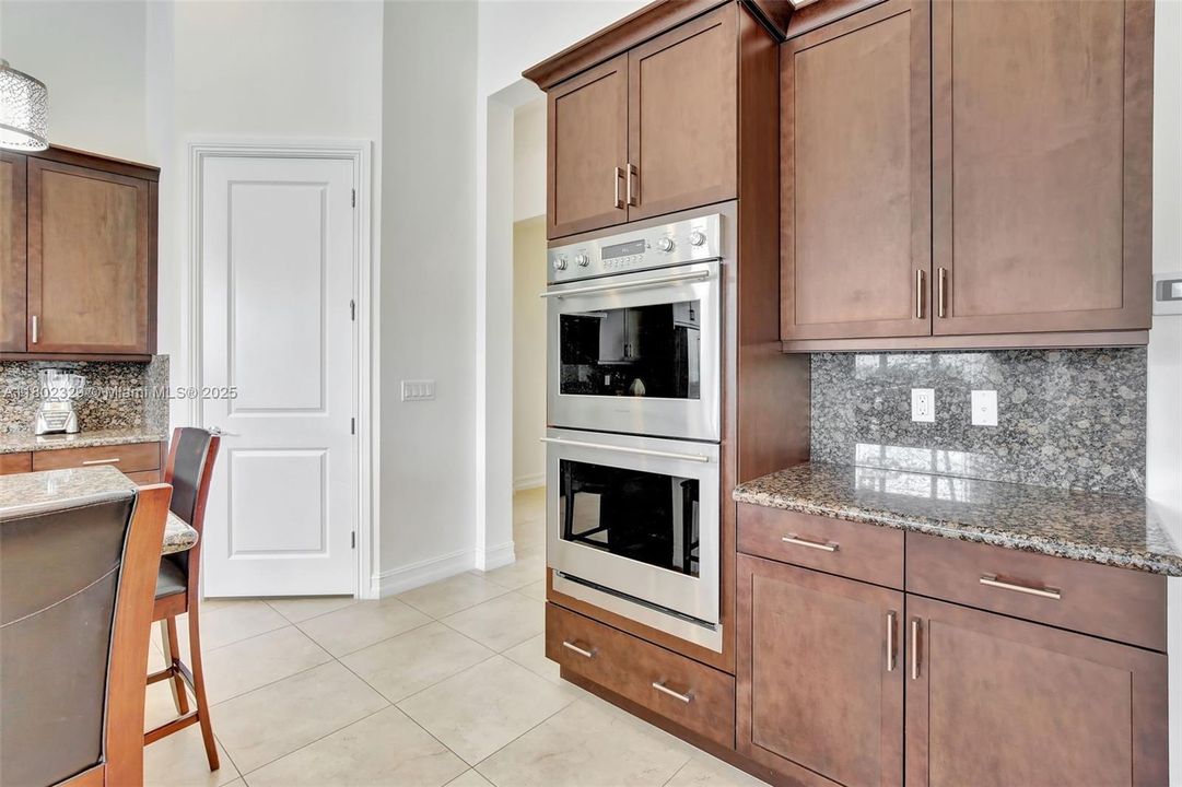 Vendido Recientemente: $1,850,000 (4 camas, 3 baños, 3136 Pies cuadrados)