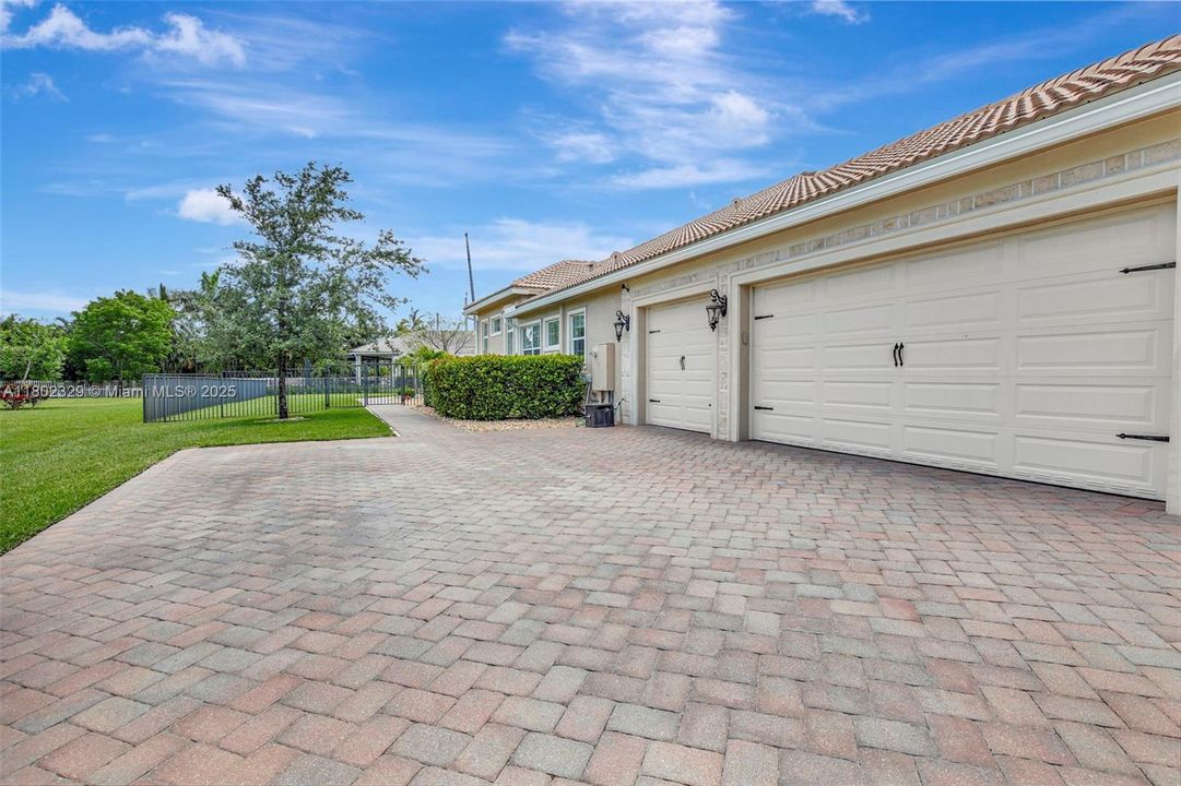 Vendido Recientemente: $1,850,000 (4 camas, 3 baños, 3136 Pies cuadrados)