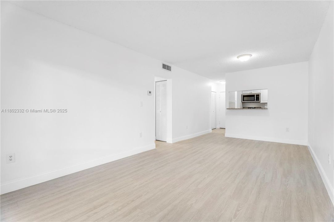 待售: $249,000 (2 贝兹, 1 浴室, 697 平方英尺)