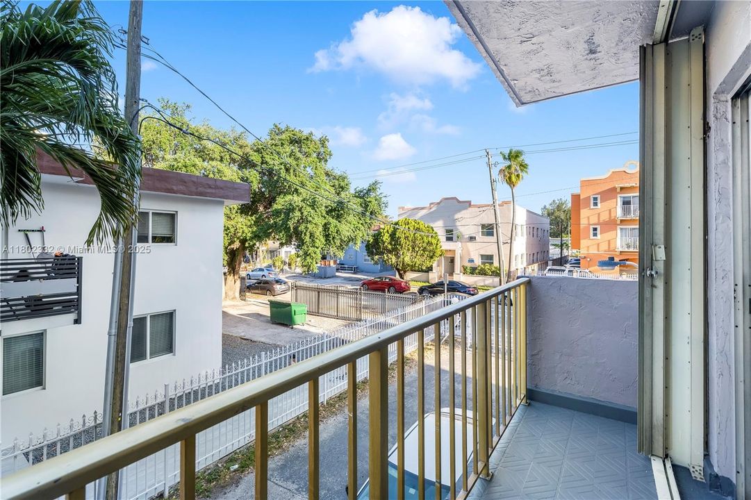 待售: $249,000 (2 贝兹, 1 浴室, 697 平方英尺)