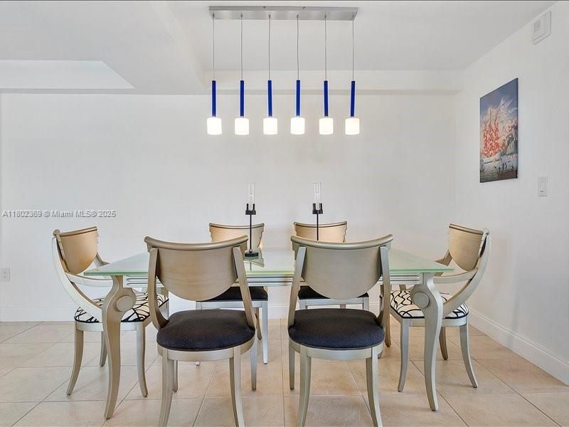 最近售出: $275,000 (1 贝兹, 1 浴室, 805 平方英尺)