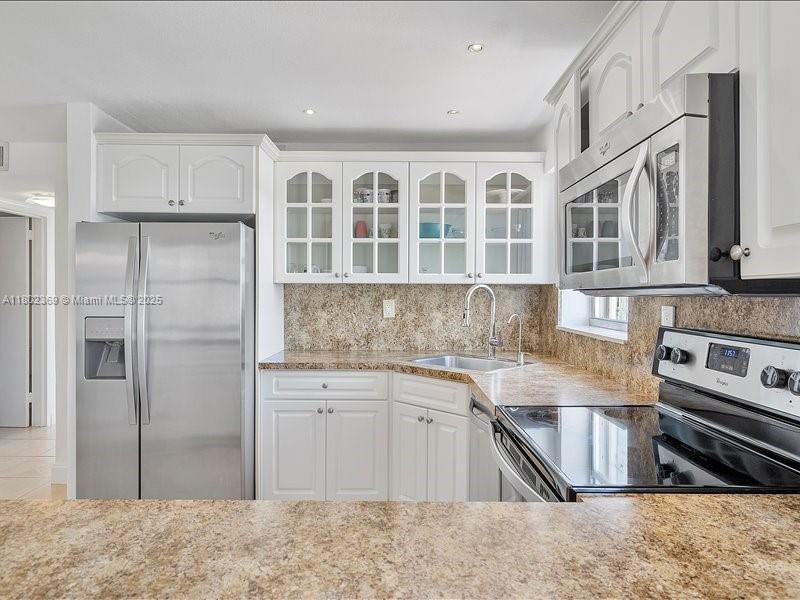 最近售出: $275,000 (1 贝兹, 1 浴室, 805 平方英尺)