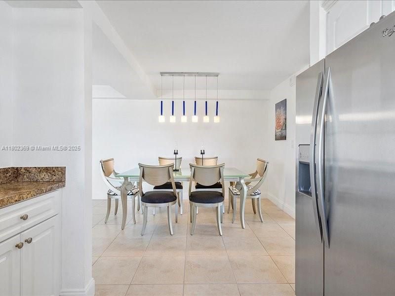 最近售出: $275,000 (1 贝兹, 1 浴室, 805 平方英尺)