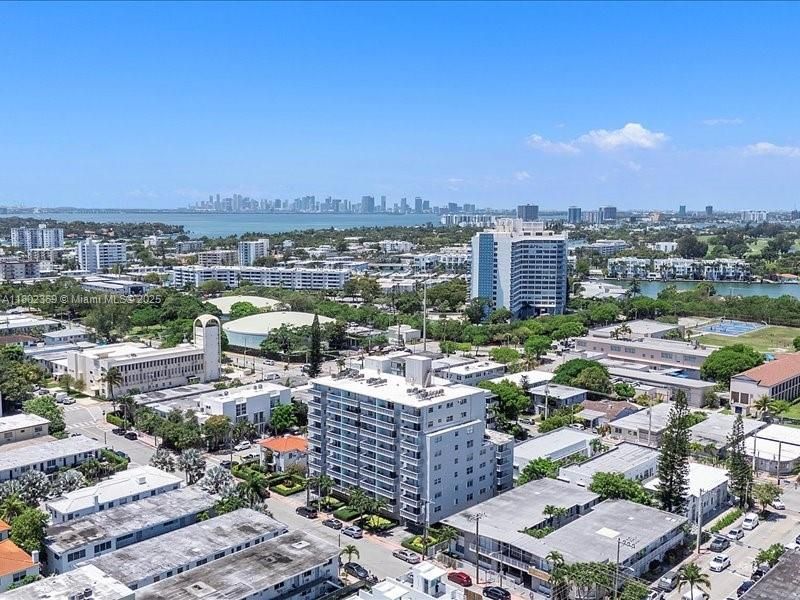 最近售出: $275,000 (1 贝兹, 1 浴室, 805 平方英尺)