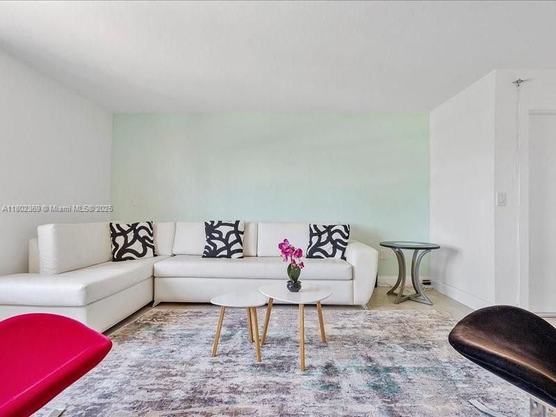 最近售出: $275,000 (1 贝兹, 1 浴室, 805 平方英尺)