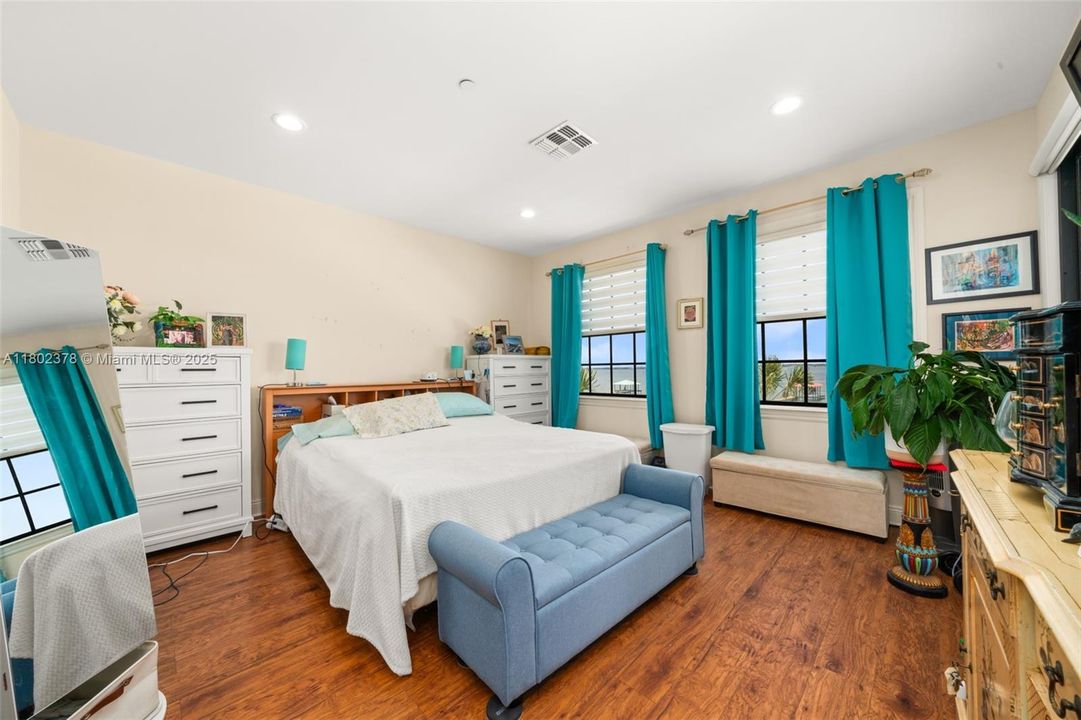 Recently Sold: $399,000 (3 beds, 2 baths, 1562 Square Feet)