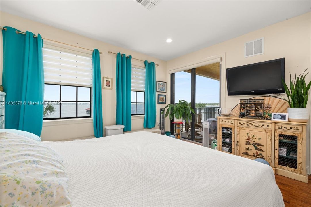 Recently Sold: $399,000 (3 beds, 2 baths, 1562 Square Feet)