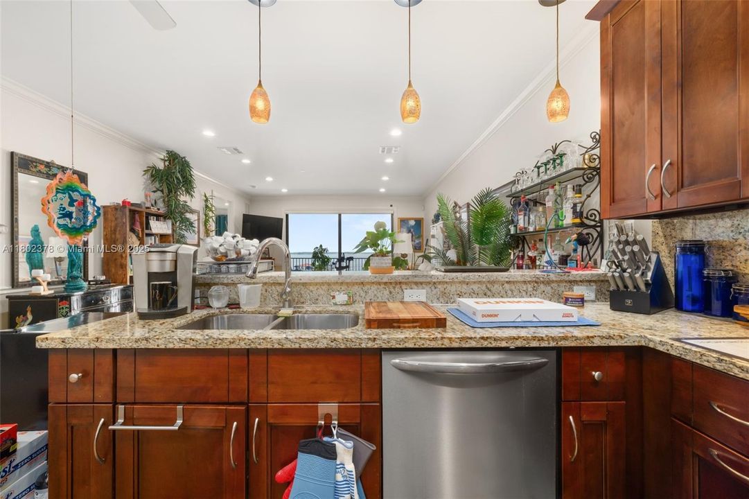 Recently Sold: $399,000 (3 beds, 2 baths, 1562 Square Feet)