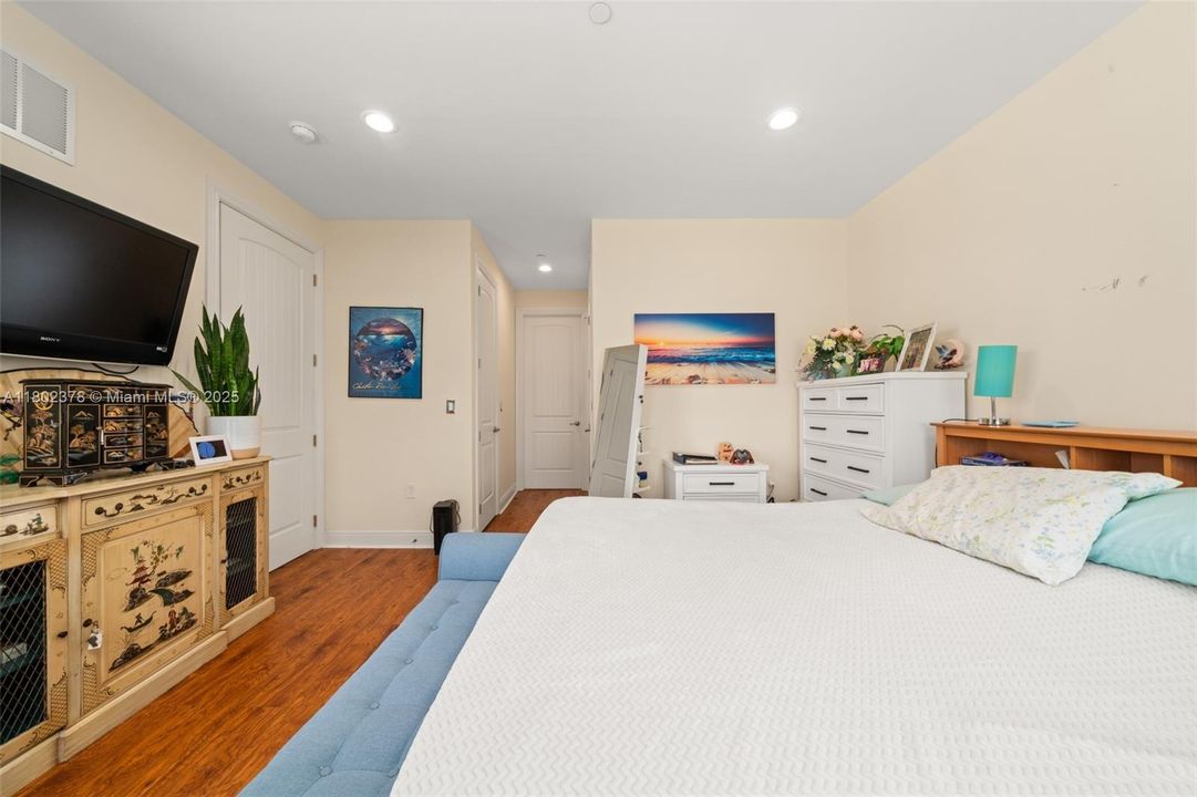 Recently Sold: $399,000 (3 beds, 2 baths, 1562 Square Feet)