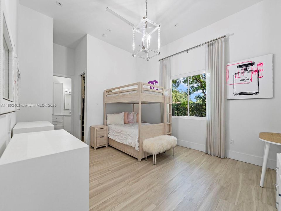 Recently Rented: $18,500 (5 beds, 6 baths, 4928 Square Feet)