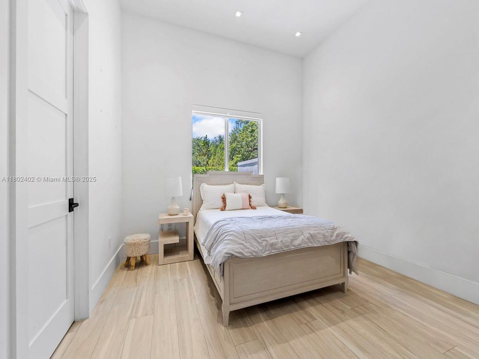 Recently Rented: $18,500 (5 beds, 6 baths, 4928 Square Feet)