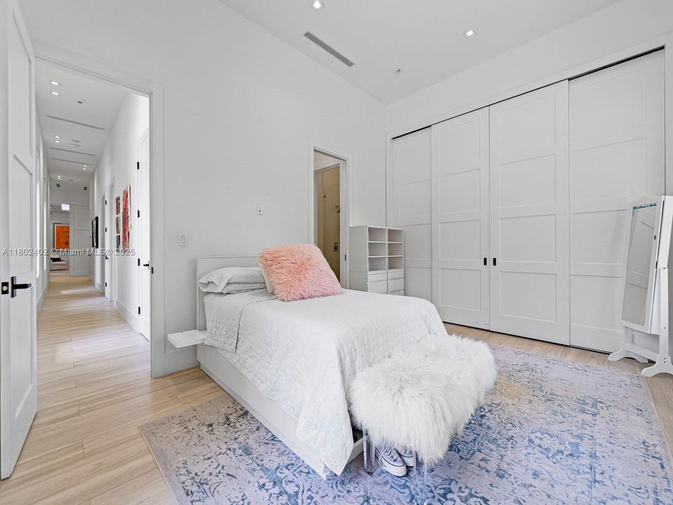 Recently Rented: $18,500 (5 beds, 6 baths, 4928 Square Feet)