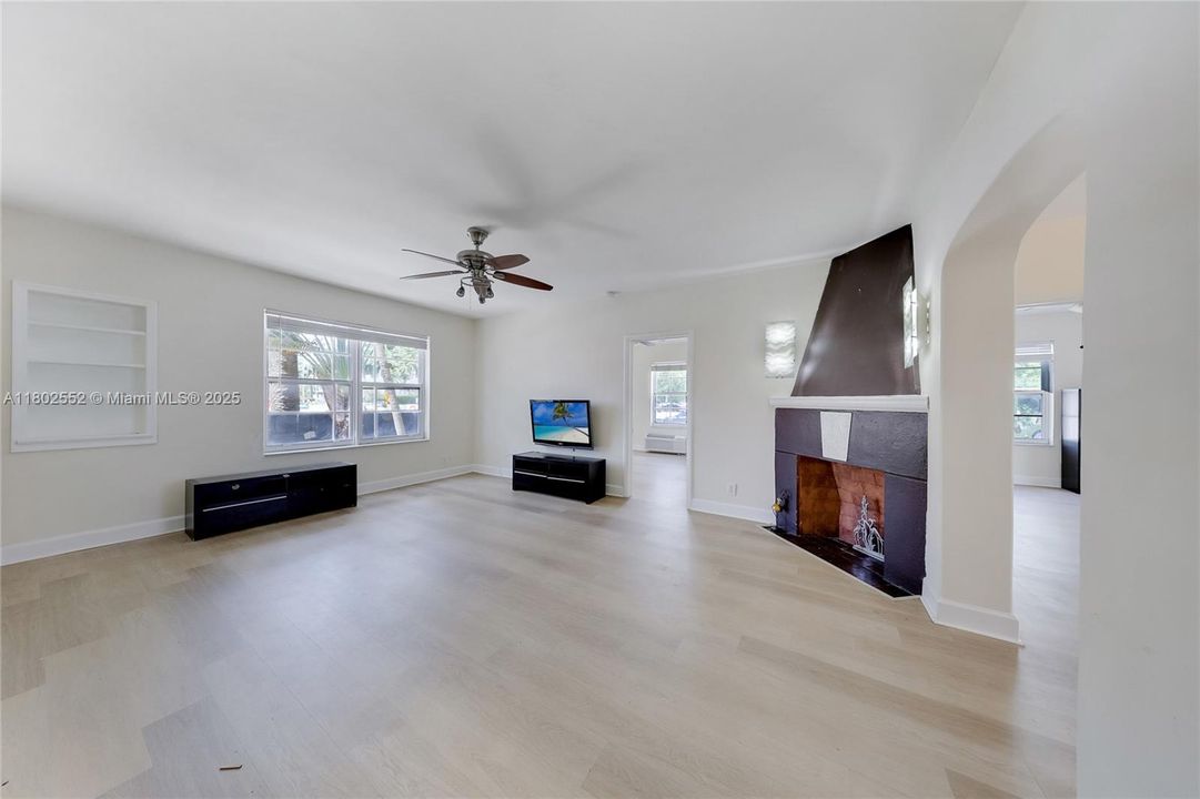 Vendido Recientemente: $1,950,000 (6,825 sqft)