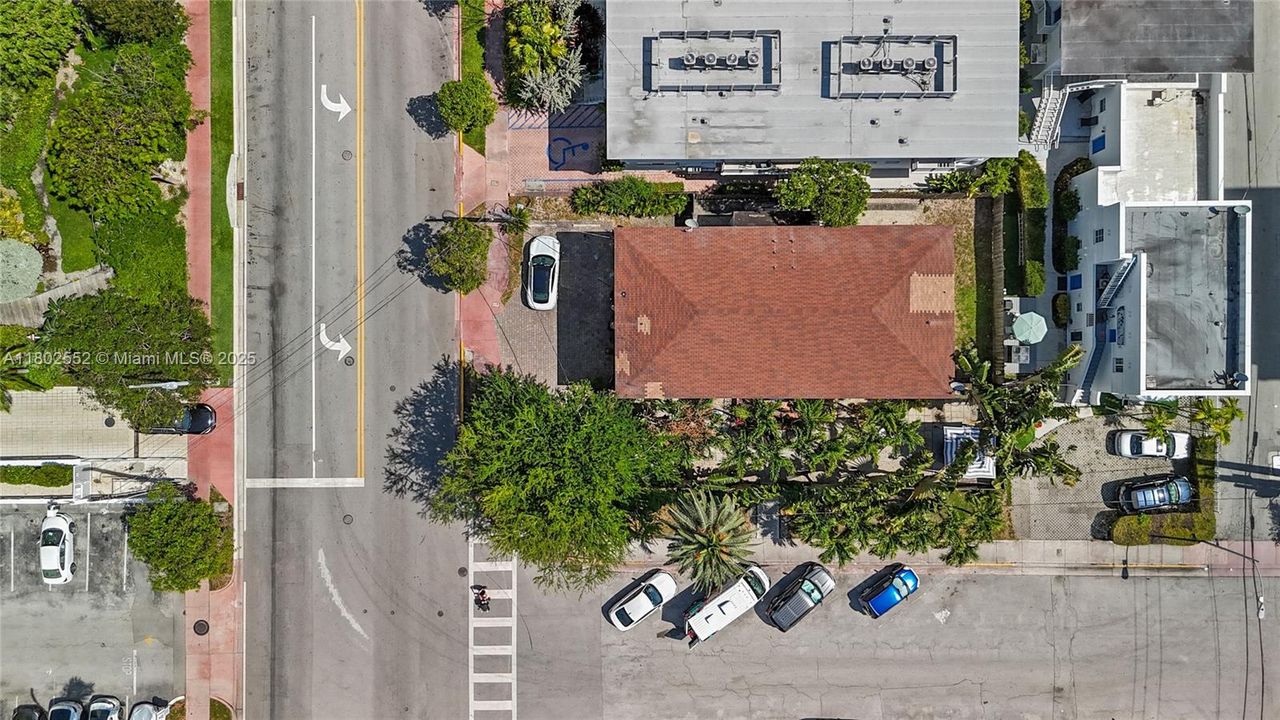 Vendido Recientemente: $1,950,000 (6,825 sqft)